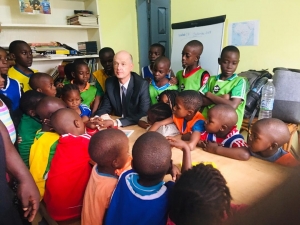 L'ambassadeur de France au Cameroun avec les enfants du centre Jardin Eden