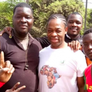 Serge avec les joueurs de rugby maliens