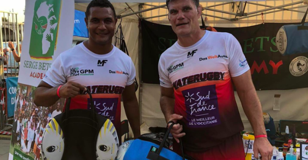 Thierry Dusautoir et Fabien Pelous portant un sac Recycling Rugby vendu au profit de la SBA - au WateRugby