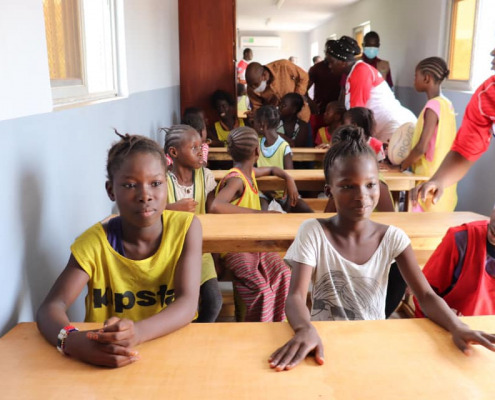 Les filles dans leur salle de classe - 7 Inauguration salle de soutien scolaire SBA Mali en présence de Monsieur le Ministre, Mossa Ag Attacher - photo de Nicolas Réméné