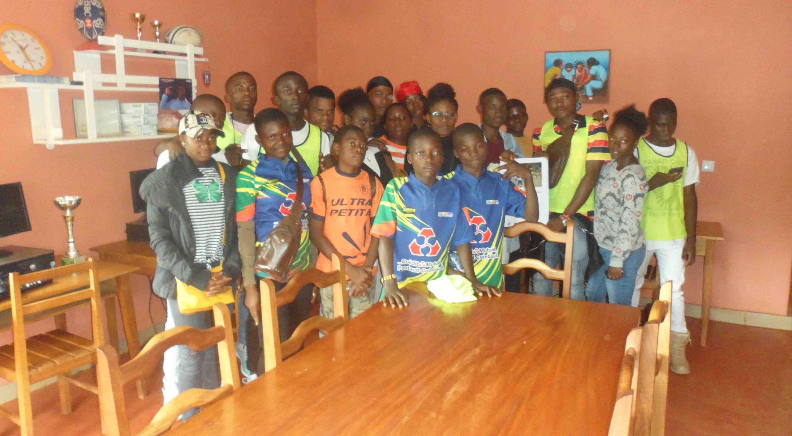 Les jeunes de Bafia visitant le centre Eau Claire de Bangangté