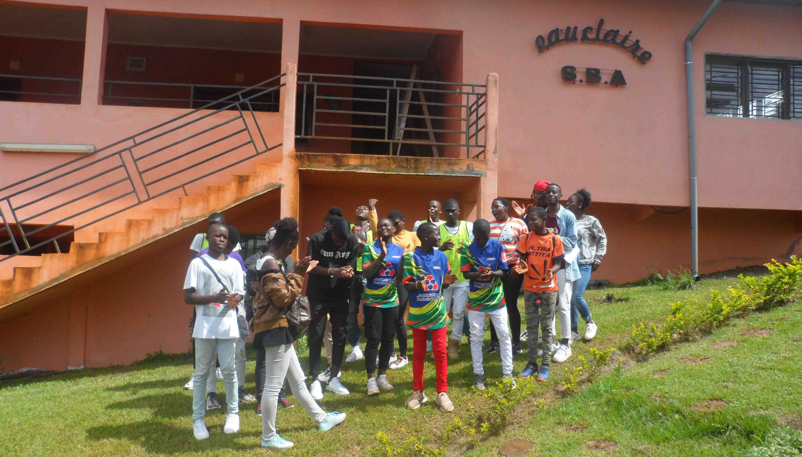 Les jeunes de Bafia visitant le centre Eau Claire de Bangangté
