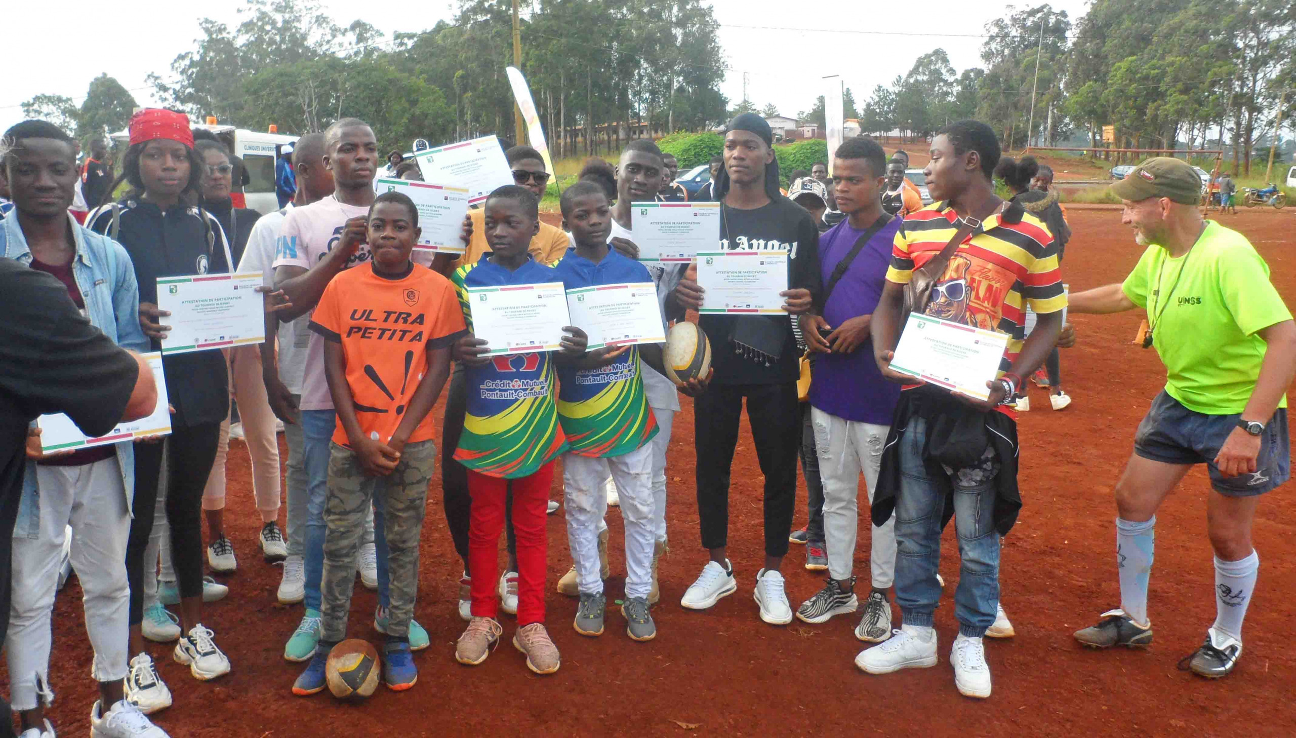 Les jeunes de Bafia recevant leur attestation de participation au Tournoi
