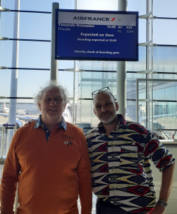 Francis et Lionel, bénévoles venus de France à l'aéroport