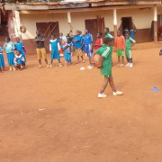Élèves participant à une séance d’initiation au rugby encadrée par la Serge Betsen Academy